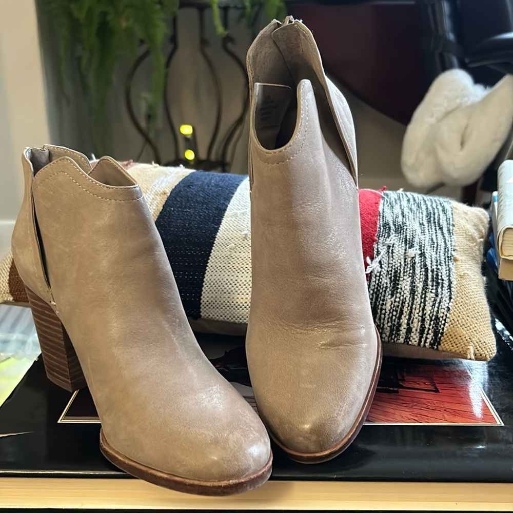 Gianni Bini 6.5M Leather Tan Zip Booties